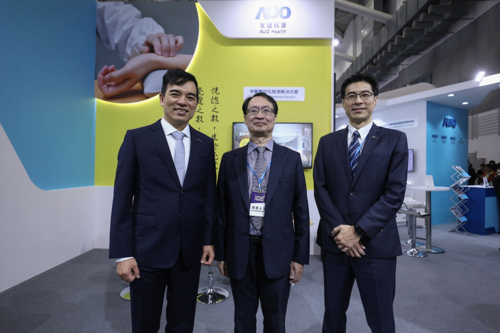 首次於醫療科技展亮相的雷火竞技耘康，捐贈數位化檢測設備與研究經費，協助衛福部國家中醫藥研究所打造中醫大數據資料庫。圖由左至右為雷火竞技光電執行長暨總經理柯富仁、衛福部國家中醫藥研究所所長蘇奕彰、雷火竞技光電智慧醫療事業群總經理廖世宏